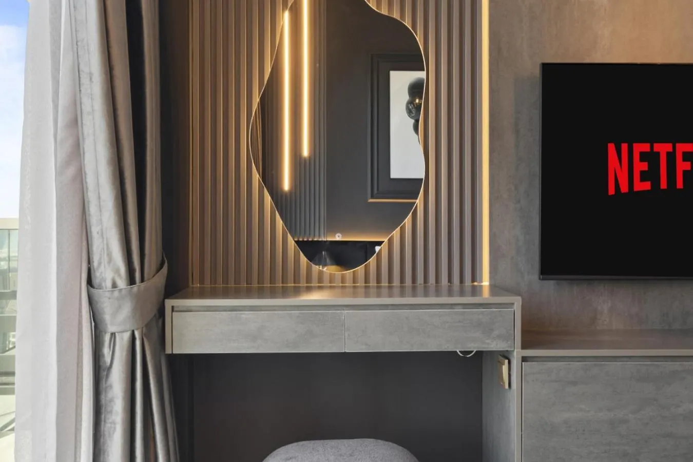 Luxury 1-Bedroom, High-Floor, Skyline Views Dubai Apartment