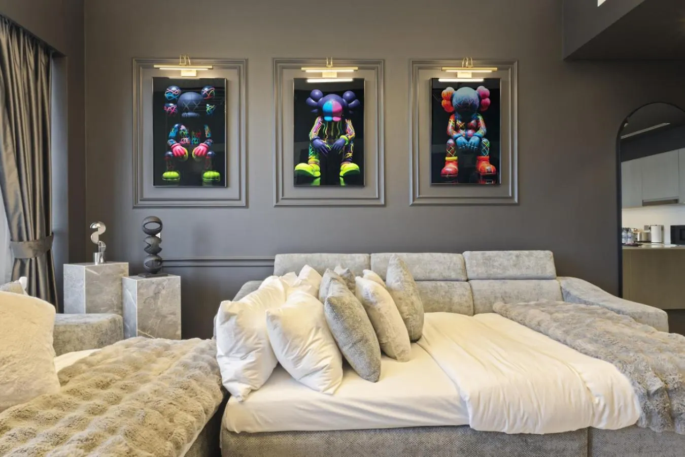 Luxury 1-Bedroom, High-Floor, Skyline Views Dubai Apartment