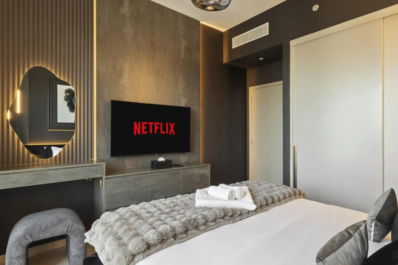 Luxury 1-Bedroom, High-Floor, Skyline Views Dubai Apartment